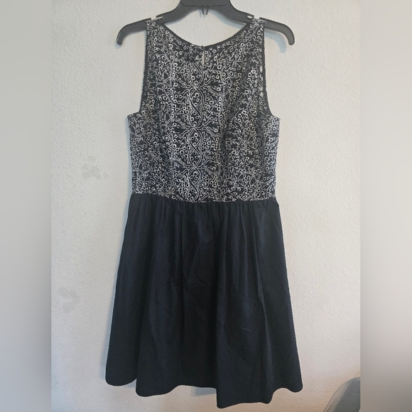 Flores & Flores Eyelet Sleevless Dress Sz 10 Black White Lined Sheath - Picture 5 of 14